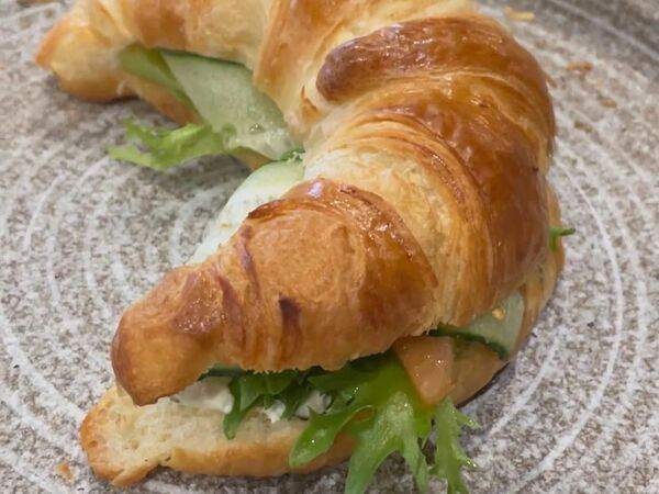 Ресторан Строгов - Круассан с форелью холодного копчения и овощами