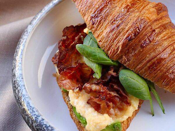 The Odi - Круассан с авокадо, скремблом и беконом