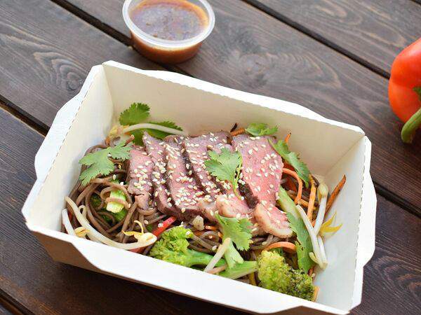 Urban Eda - Соба с овощами, ростбифом и соусом терияки