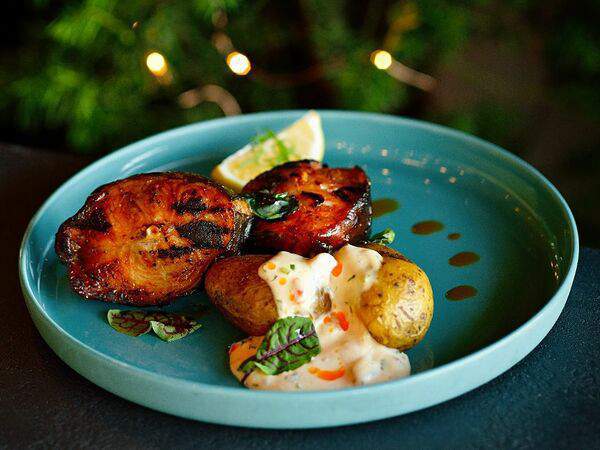 Базилик - Стейк из сома, с печёным картофелем