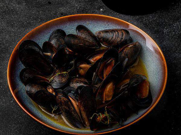 Секреты - Мидии томленые в пиве и соусе из зелени и чеснока