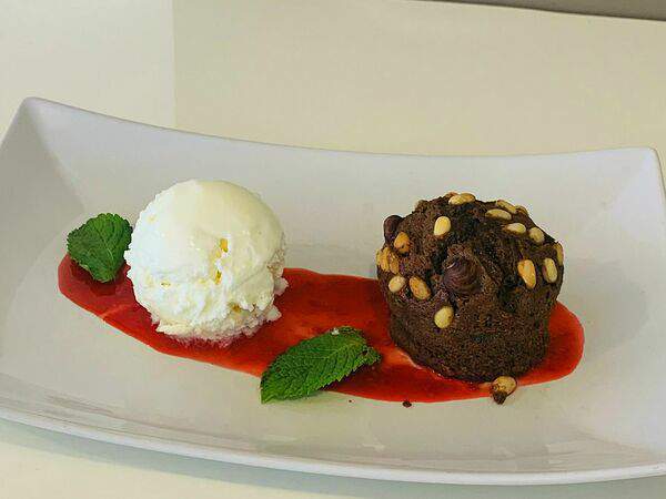 Smart Cafe - Шоколадный брауни с орехами и малиновым соусом