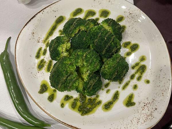 Вилла Подлипки - Брокколи, запеченные с соусом Песто