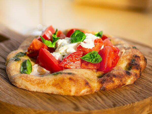 Вок кафе - Фокачча с фермерский страчателлой и томатами