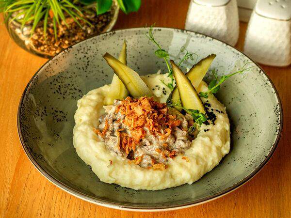 Победа - Бефстроганов из говяжьей вырезки с картофельным пюре и соленым огурчиком