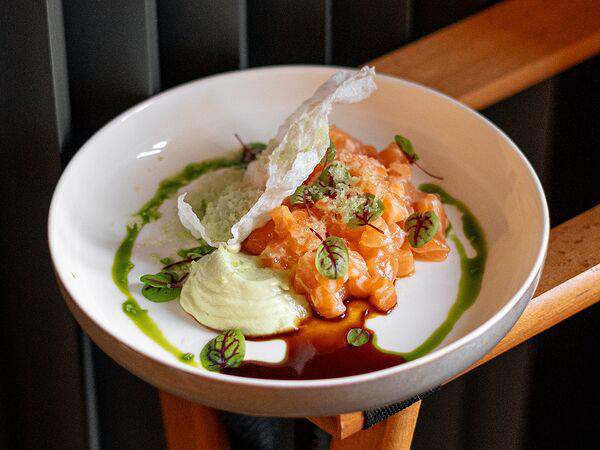 Мона - Тартар из лосося с муссом из авокадо и пивным унаги