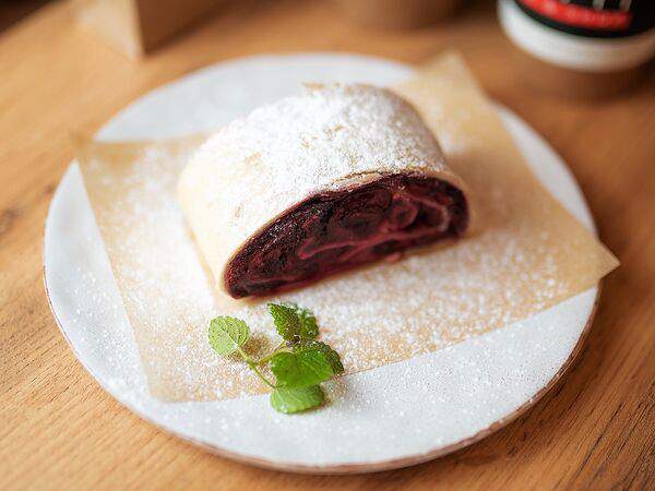 Yummy coffee shop - Штрудель вишневый