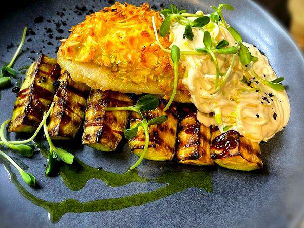 Победа - Филе судака с ароматной корочкой из миндаля, лайма и трав с соусом из лука-порея