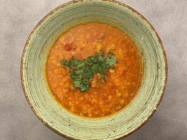 Vegan Friends - Чечевичный суп с каперсами и валеными томатами