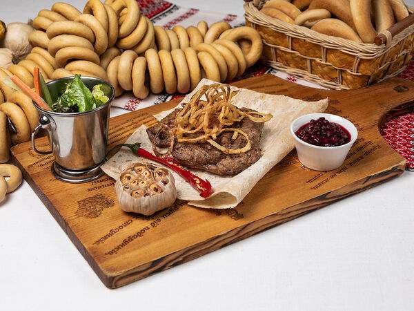 Казачок - Стейк из телячьей вырезки с брусничным соусом