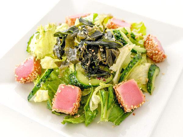 Fusion Sushi - Салат с тунцом и вакамэ