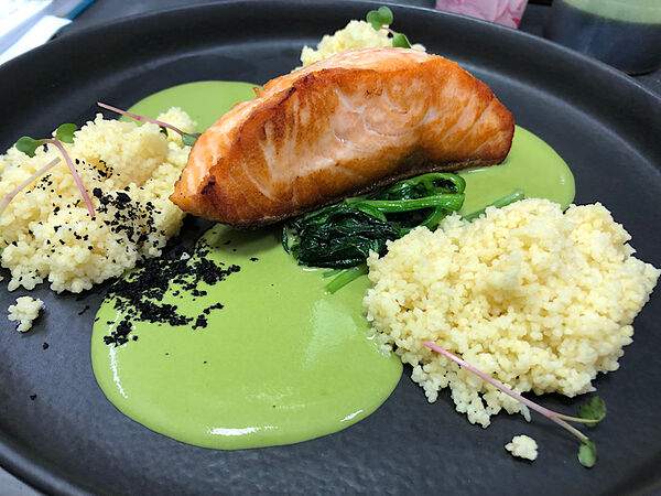 The Room - Лосось с кускусом и шпинатом