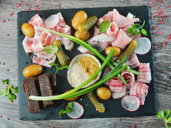 Ресторан Старый Город - Ассорти трех видов сала с с мини картофелем и гренками черного хлеба