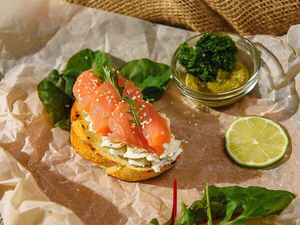 Алаверды - Брускетта с творожным сыром и семгой