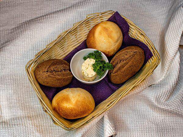 Бар Бавария - Хлебная корзина с чесночным маслом