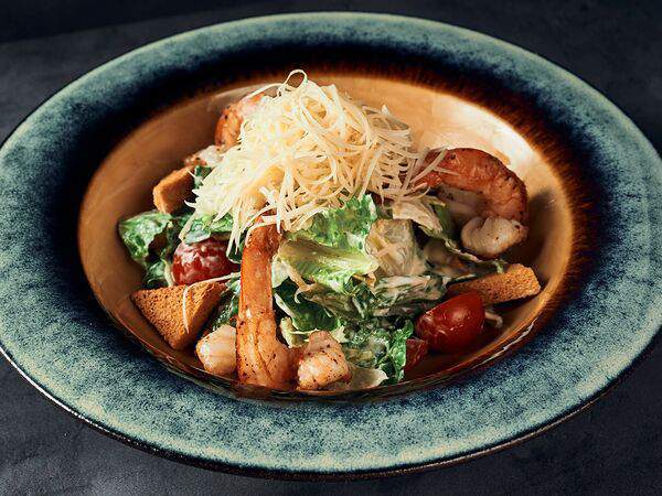 Ресторан Невидалия - Салат Цезарь с королевскими креветками