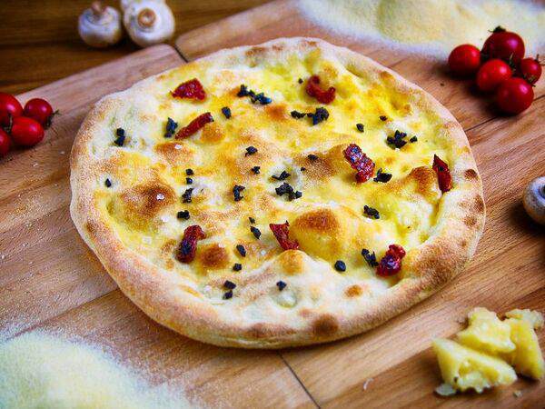 Basilico - Фокачча с вялеными томатами и маслинами