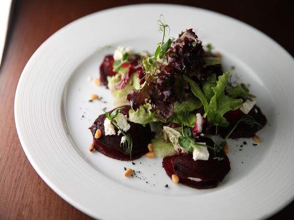 BBQ Cafe - Вегетарианский салат с равиоли из свеклы