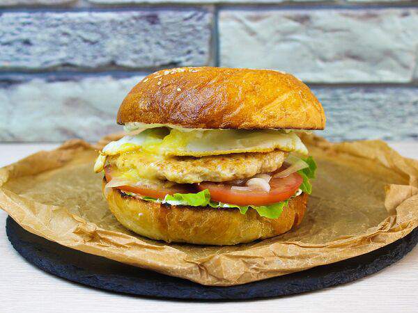 Bela Kava - Бургер Чикен с тартаром и яйцом