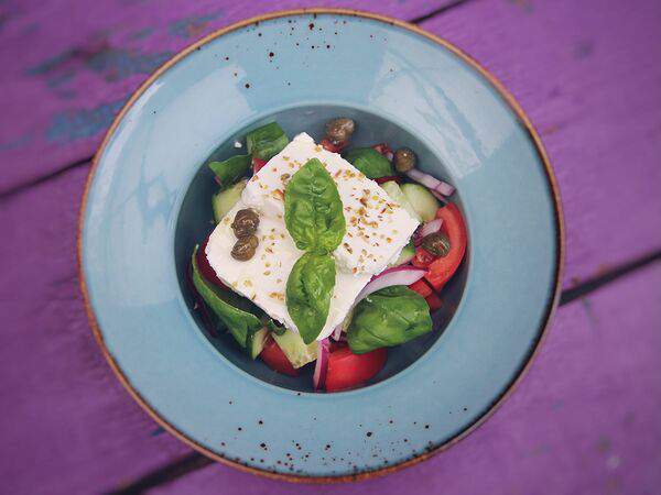 Food Mood - Овощной салат с сыром Фета и каперсами