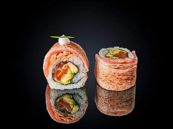 Fishka - Ролл опаленный тунец с лососем и тартаром из краба авторский