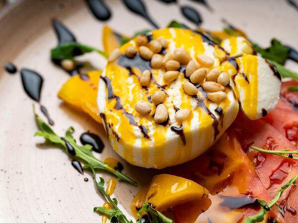 Café Brasserie - Салат Буррата с томатами