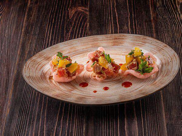 У Ханумы - Севиче из тунца на креветочных чипсах