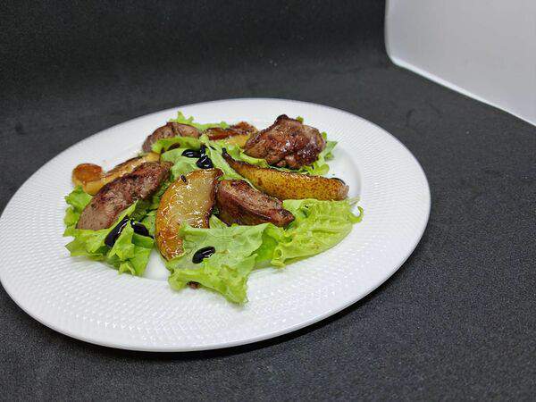 Lasertag - Теплый салат с карамелизированной печенью и грушей