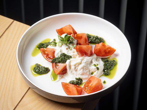 Мона - Страчателла с томатами и соусом песто