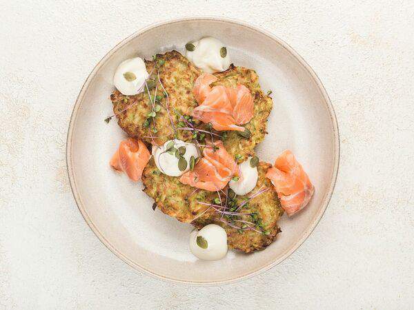 Сгущенка - Кабачковые оладьи с лососем