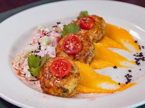 Hosper Hops Pub - Котлетки из индейки с сыром фета, оранжевым пюре и черри салатом