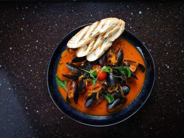 Panorama lounge bar - Мидии по-сицилийски с белым вином и хрустящими гренками