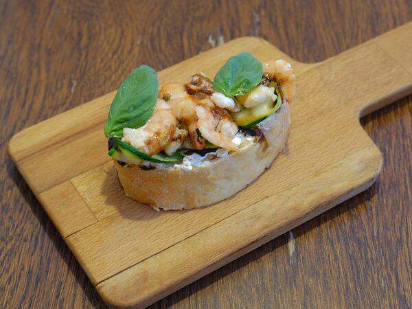 Помидорро - Брускетта с креветками и цукини