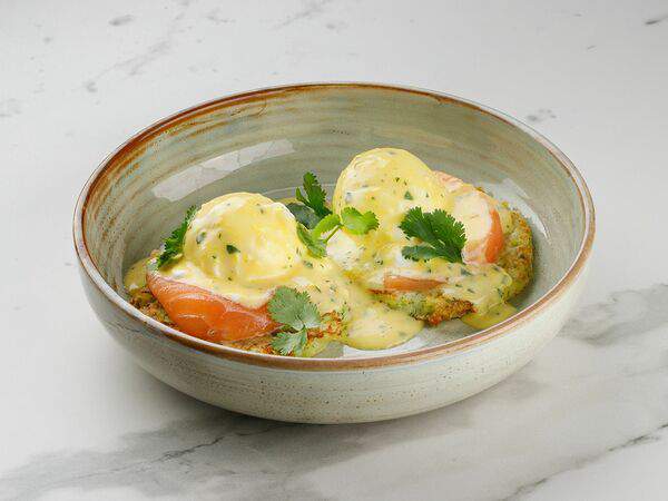 Гаврош - Кабачковые оладьи с лососем и яйцом пашот