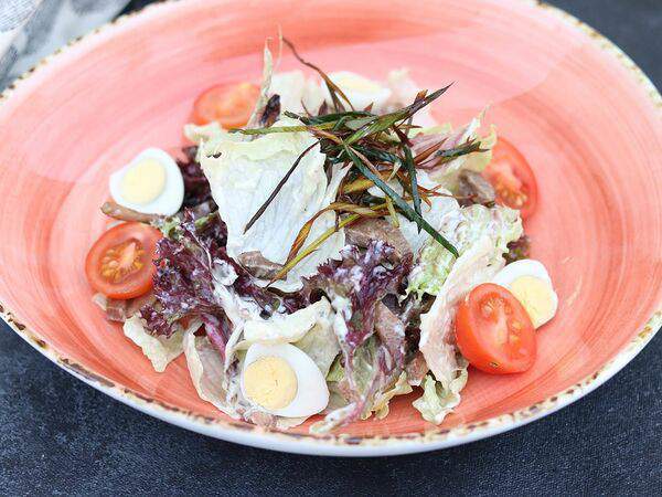 Винный бар Виновен! - Теплый салат с говяжьим языком, шампиньонами и перепелиным яйцом