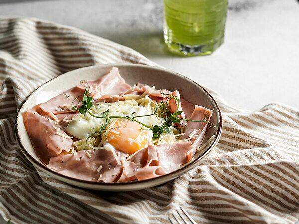 Мясной ресторан Ребро - Испанская ветчина-Пашот-Шпинат