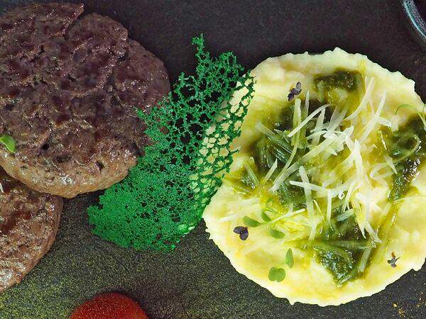 Философия - Котлетки из мраморной говядины с брусничным соусом и картофельным пюре