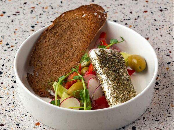 Matamata - Салат со свежими овощами и сыром фета