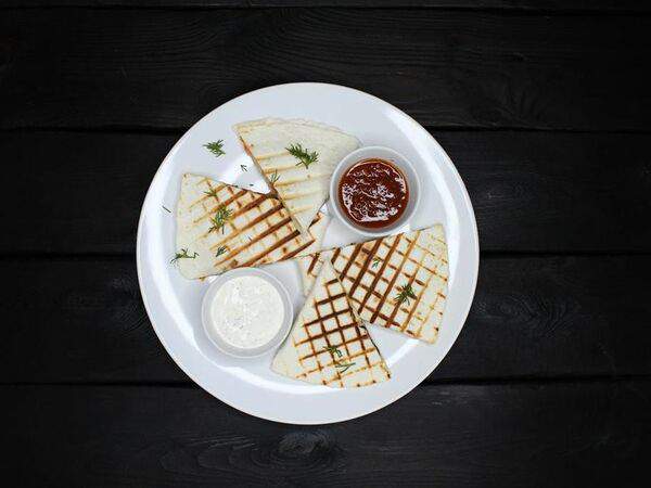 Кафе вегетарианской кухни Радхика - Кесадилья по-азиатски