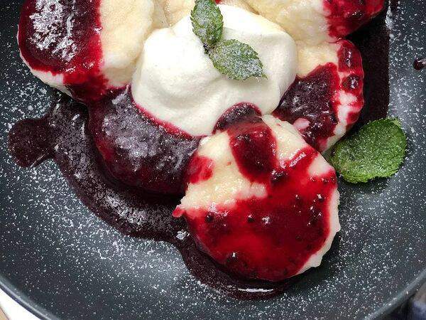 Марли - Ленивые вареники со сметаной и ягодным соусом