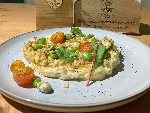 Roots - Омлет с сыром камамбер, дорблю и жареным луком