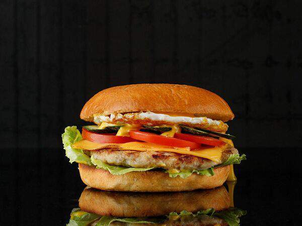 Рис - Бургер с куриной котлетой и куриным яйцом