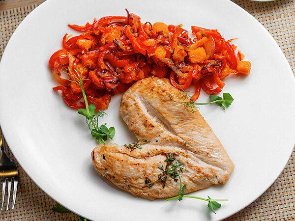 Scoozi - Куриная грудка с гарниром из перца и тыквы