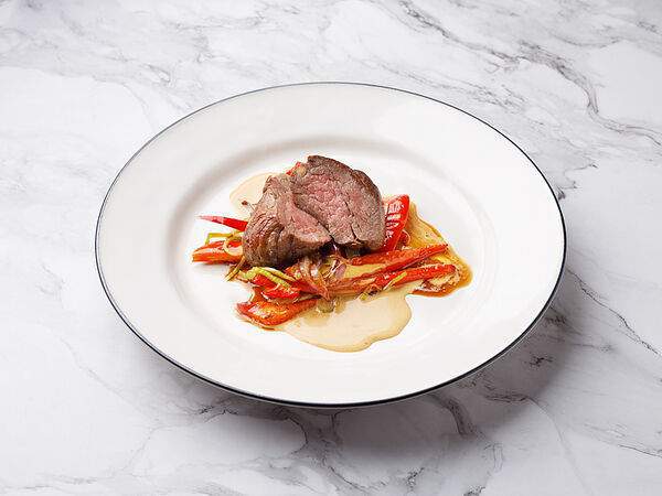 Lobby Bar - Телячья вырезка с овощами