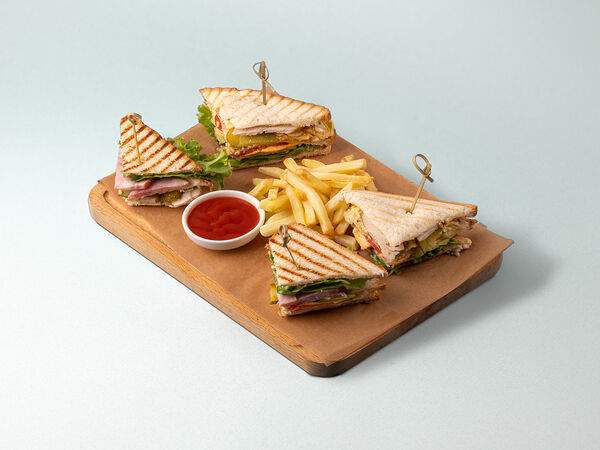 Гурман Булкинъ - Клаб сэндвич де люкс с омлетом, курицей, сыром и фри