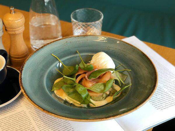 Кафе К16 - Салат Авокадо фиш