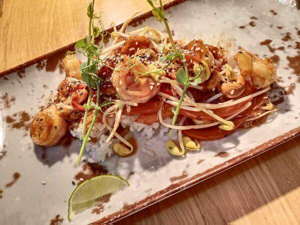 Рыбы бы - Креветки по-тайски с кешью, перцем на подушке из риса