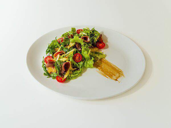 Сеть семейных кафе Kitchen - Салат с утиной грудкой, апельсином и яблоком с соусом Хойсин