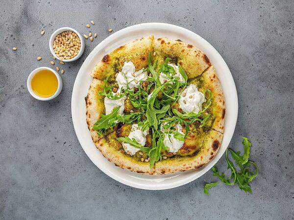 Forno rosso - Пицца со страчателлой, песто и кедровыми орехами