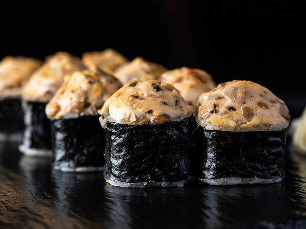 Первый - Ролл запеченный угорь спайси